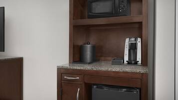 Cocina equipada con microondas, cafetera y lavavajillas.