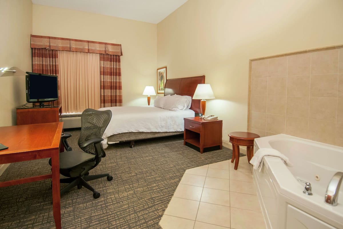 Room, 1 King Bed | Premium bedding, in-room safe, desk, iron/ironing board