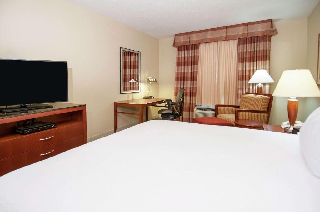 Premium bedding, in-room safe, desk, iron/ironing board