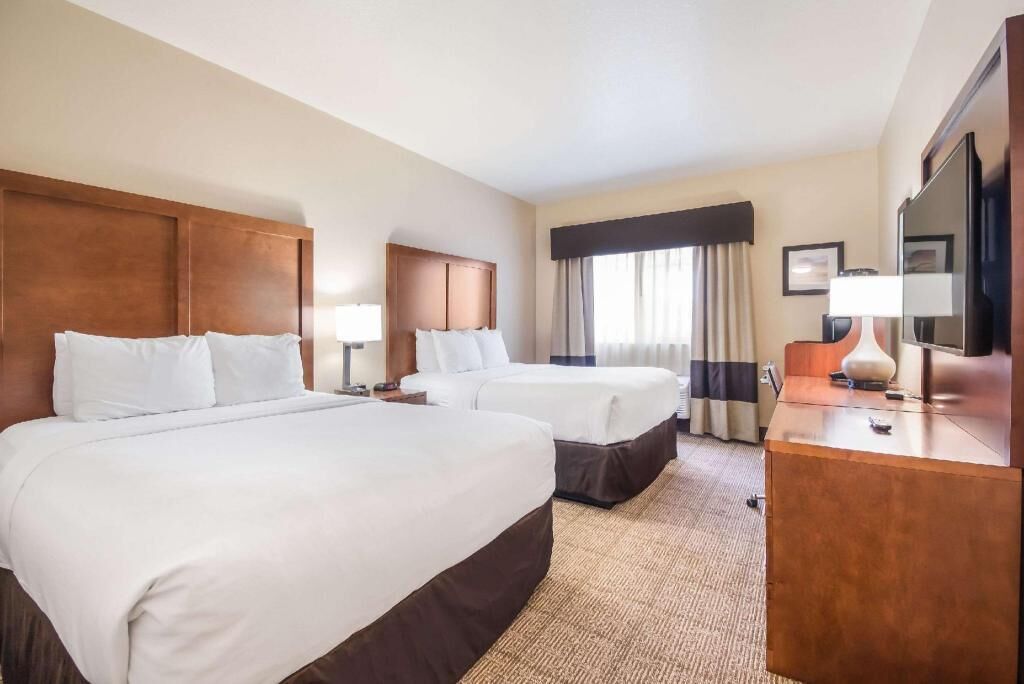 Desk, blackout drapes, iron/ironing board, free WiFi