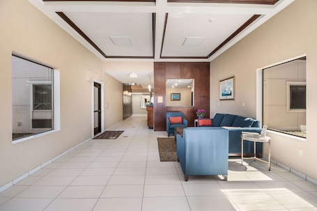 Lobby. Comfort Inn Newport