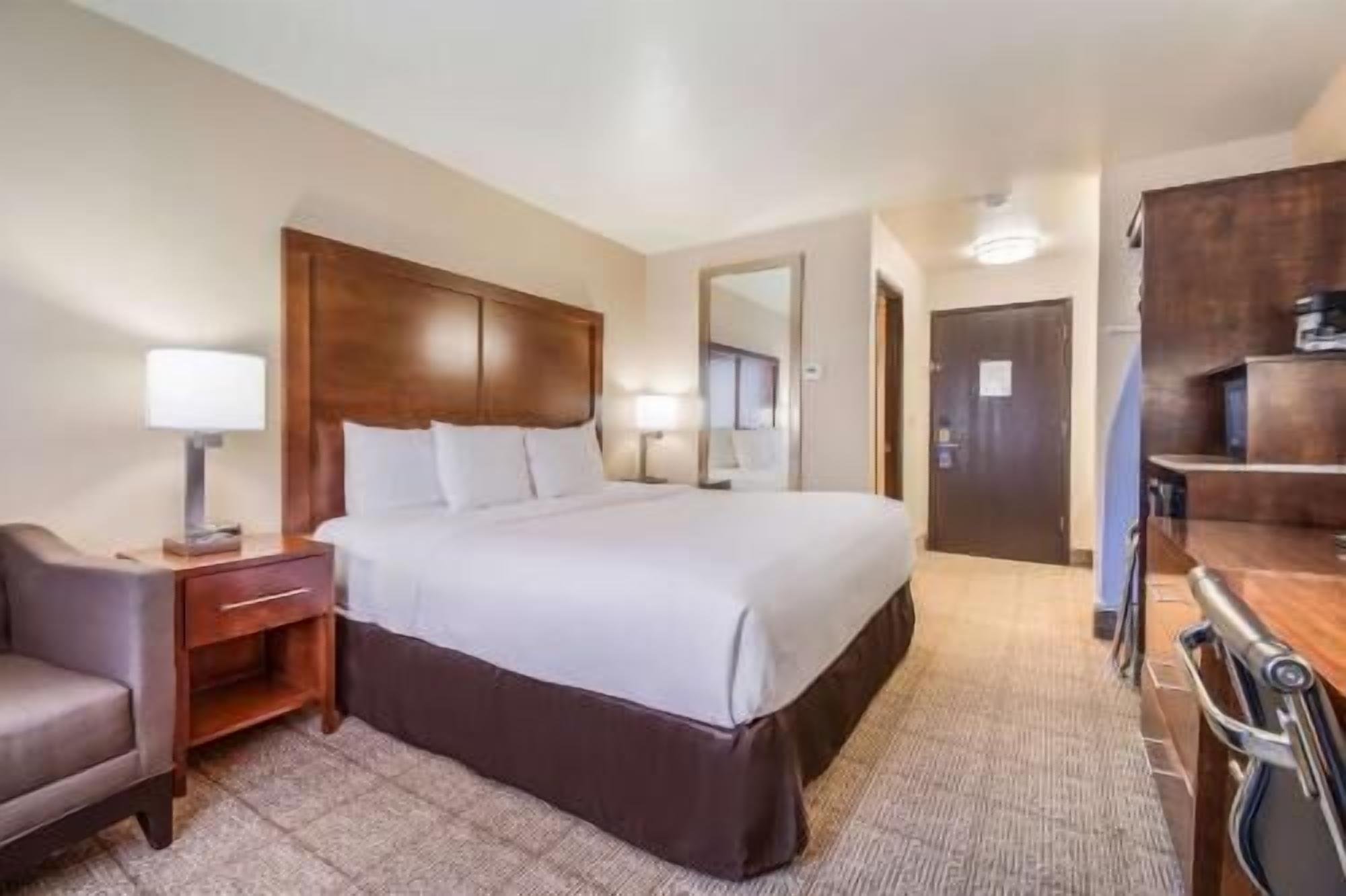 Desk, blackout drapes, iron/ironing board, free WiFi