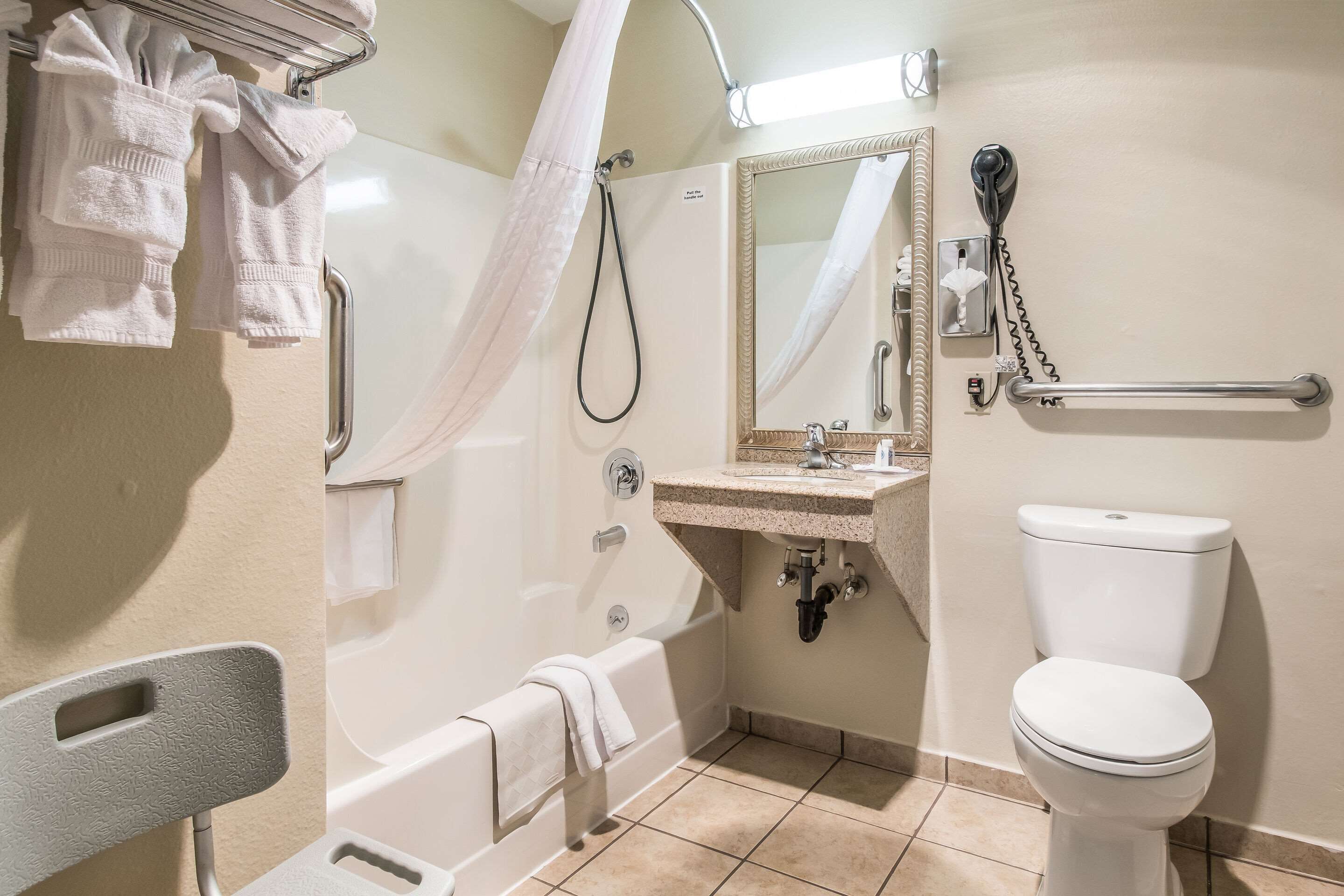 combined shower/bathtub, hair dryer, towels