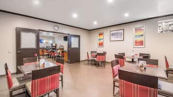 Café da manhã para viagem grátis todos os dias