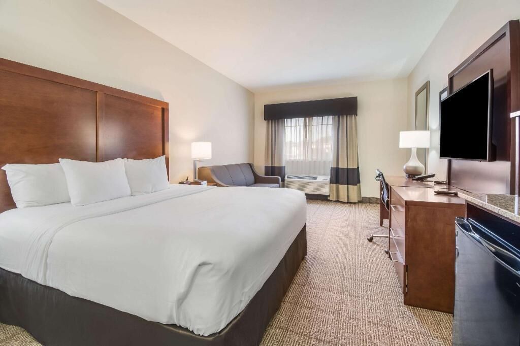 Desk, blackout drapes, iron/ironing board, free WiFi