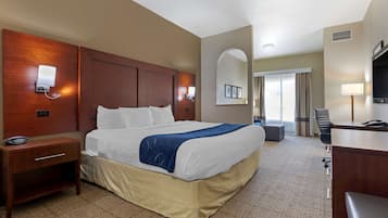 Suite, 1 kingsize-seng med sovesofa, ikke-røyk | Safe på rommet, strykejern/-brett, wi-fi (inkludert) og sengetøy