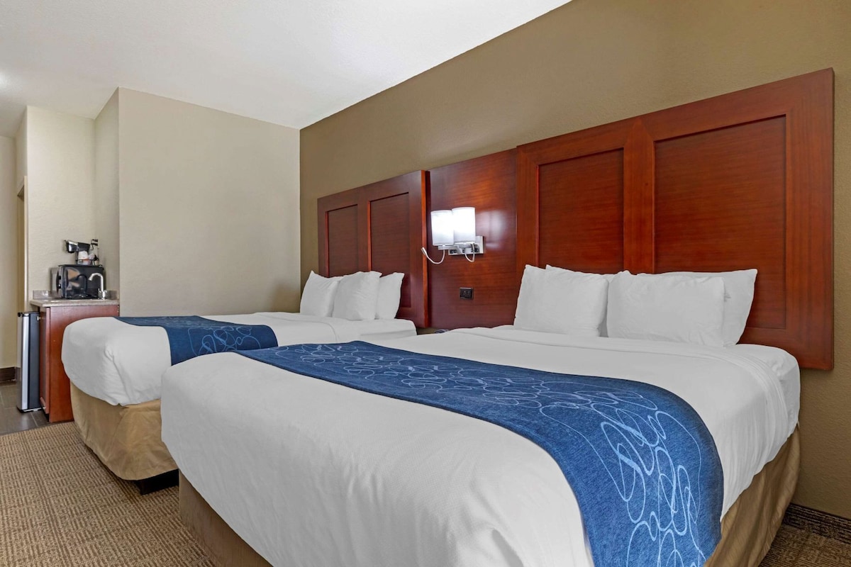 In-room safe, iron/ironing board, WiFi (free), bed sheets