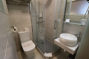 Double Room, Private Bathroom | Bathroom | Combined shower/tub, free toiletries, hair dryer, towels