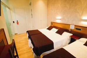 Standaard driepersoonskamer, privébadkamer | Een laptopwerkplek, gratis wifi, beddengoed