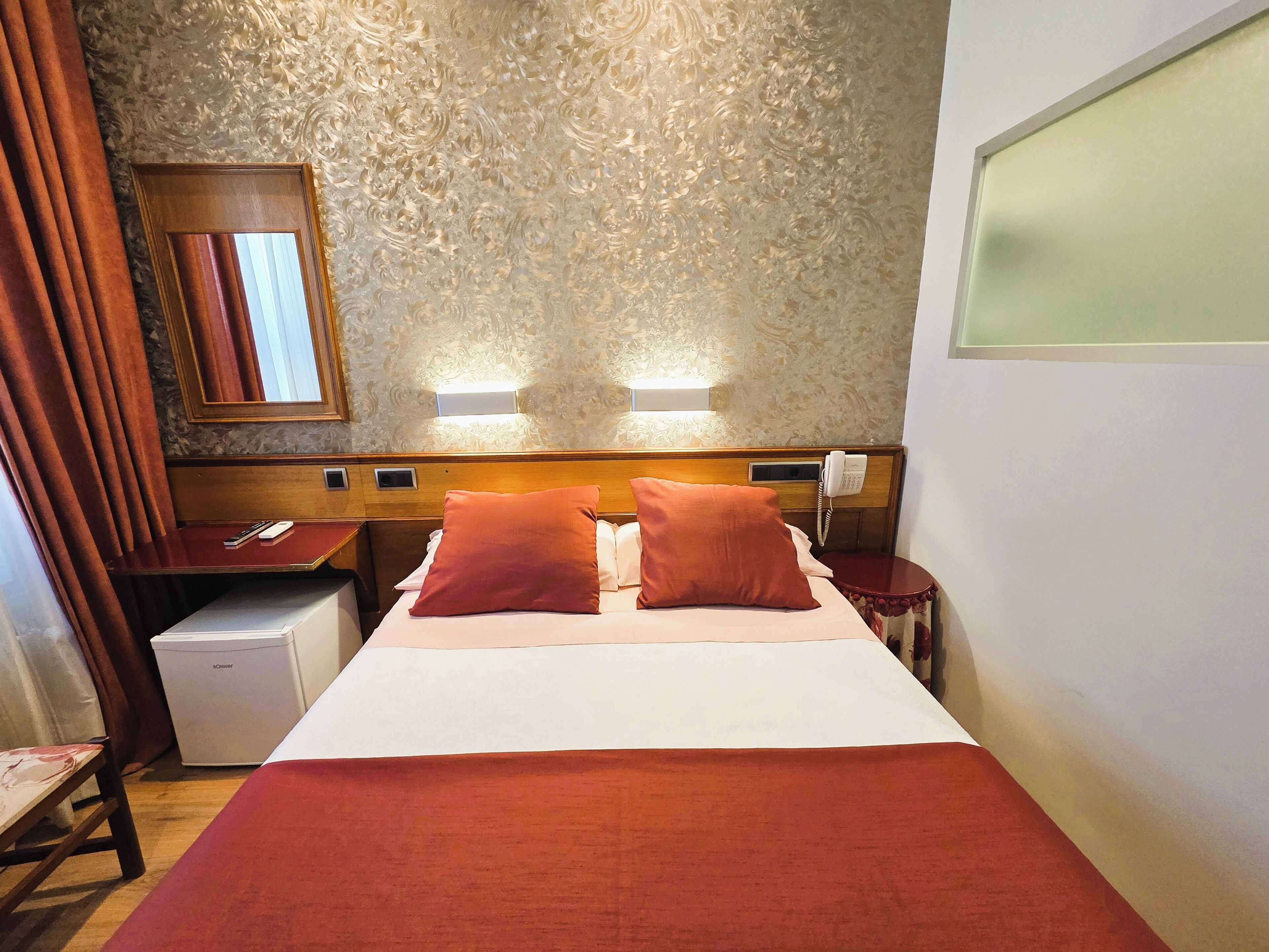 Espacio para trabajar con laptop, wifi gratis y ropa de cama 