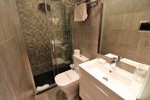 Twin Room, Private Bathroom | Bathroom sink