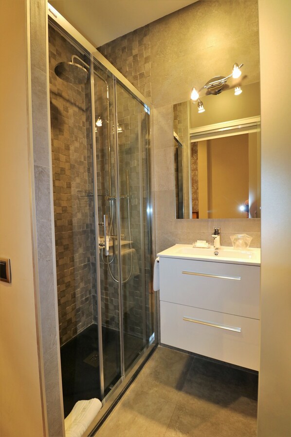 Single Room, Private Bathroom | Bathroom shower