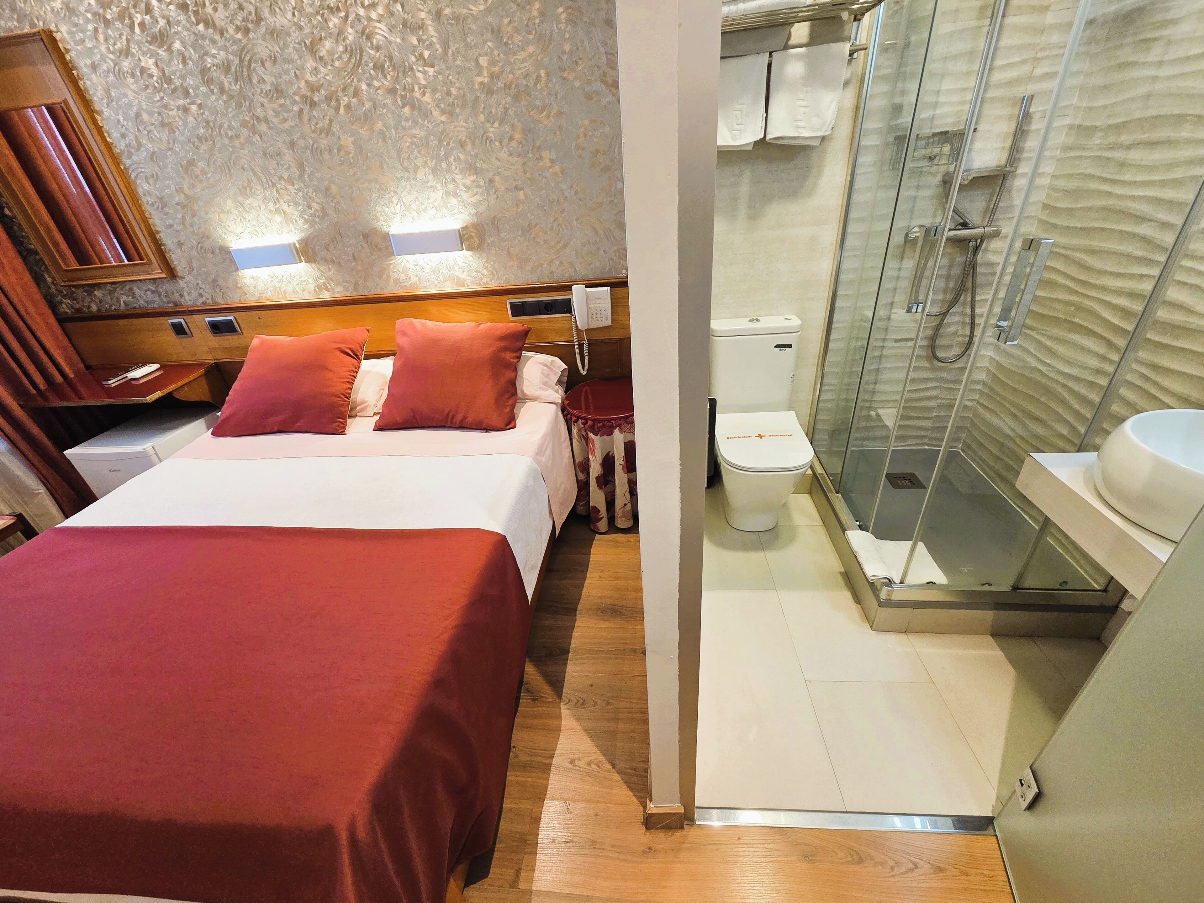 Espacio para trabajar con laptop, wifi gratis y ropa de cama 
