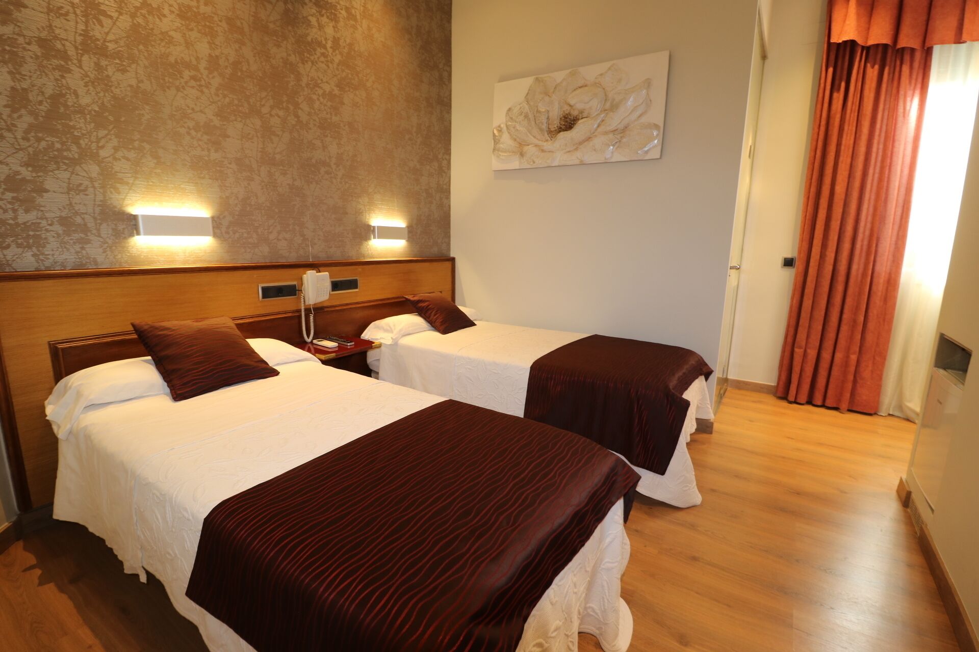 Espacio para trabajar con laptop, wifi gratis y ropa de cama 