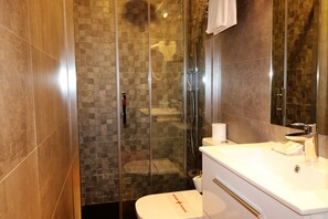 Twin Room, Private Bathroom | Bathroom | Combined shower/tub, free toiletries, hair dryer, towels