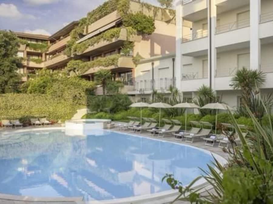 Outdoor pool, pool umbrellas, sun loungers