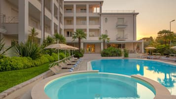 Außenpool, Sonnenschirme, Liegestühle