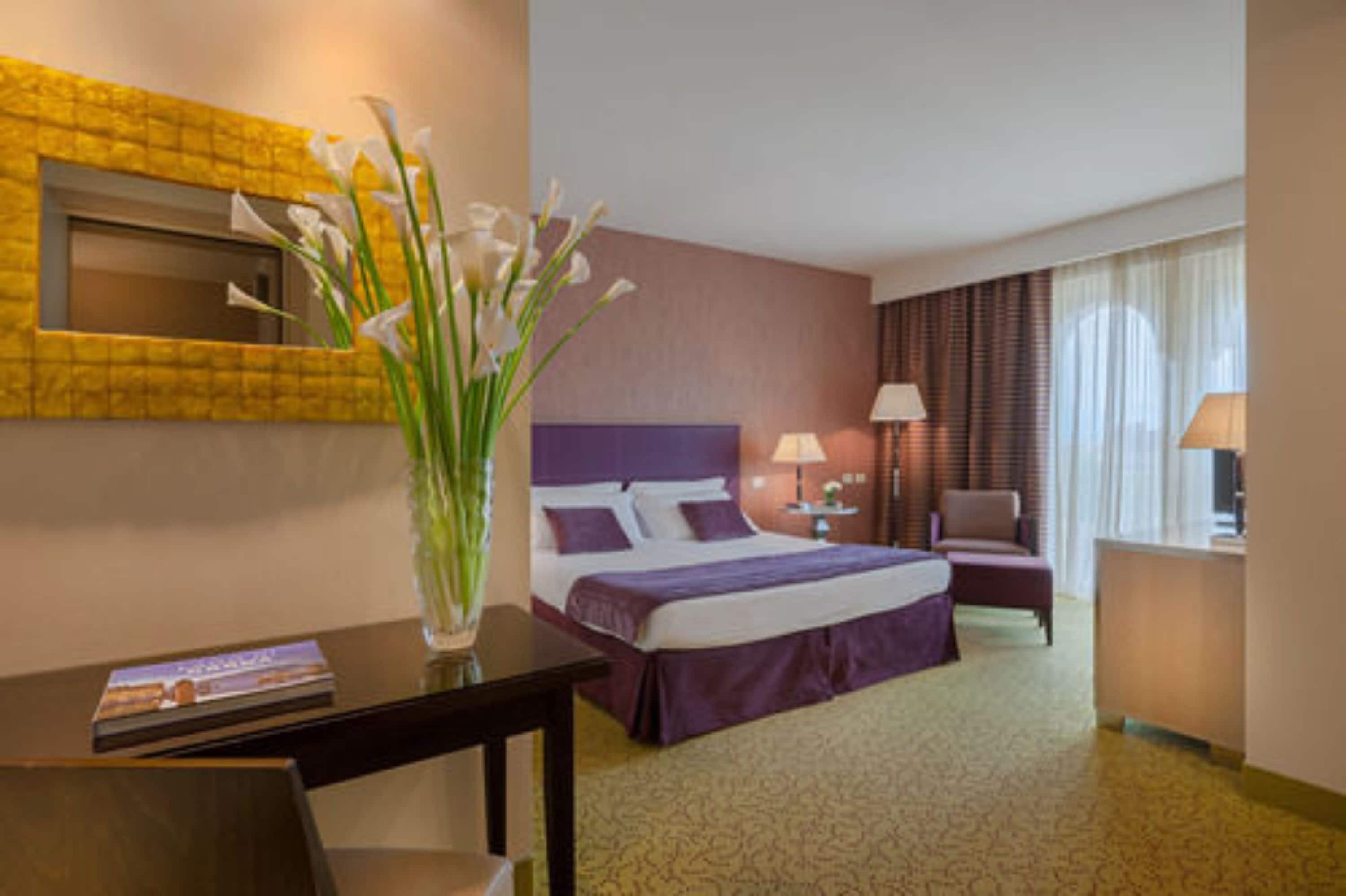 frette italian sheets, select comfort beds, minibar, in-room safe