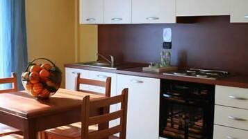 Standard Room | Private kitchen | Mini-fridge, stovetop, coffee/tea maker, cookware/dishes/utensils