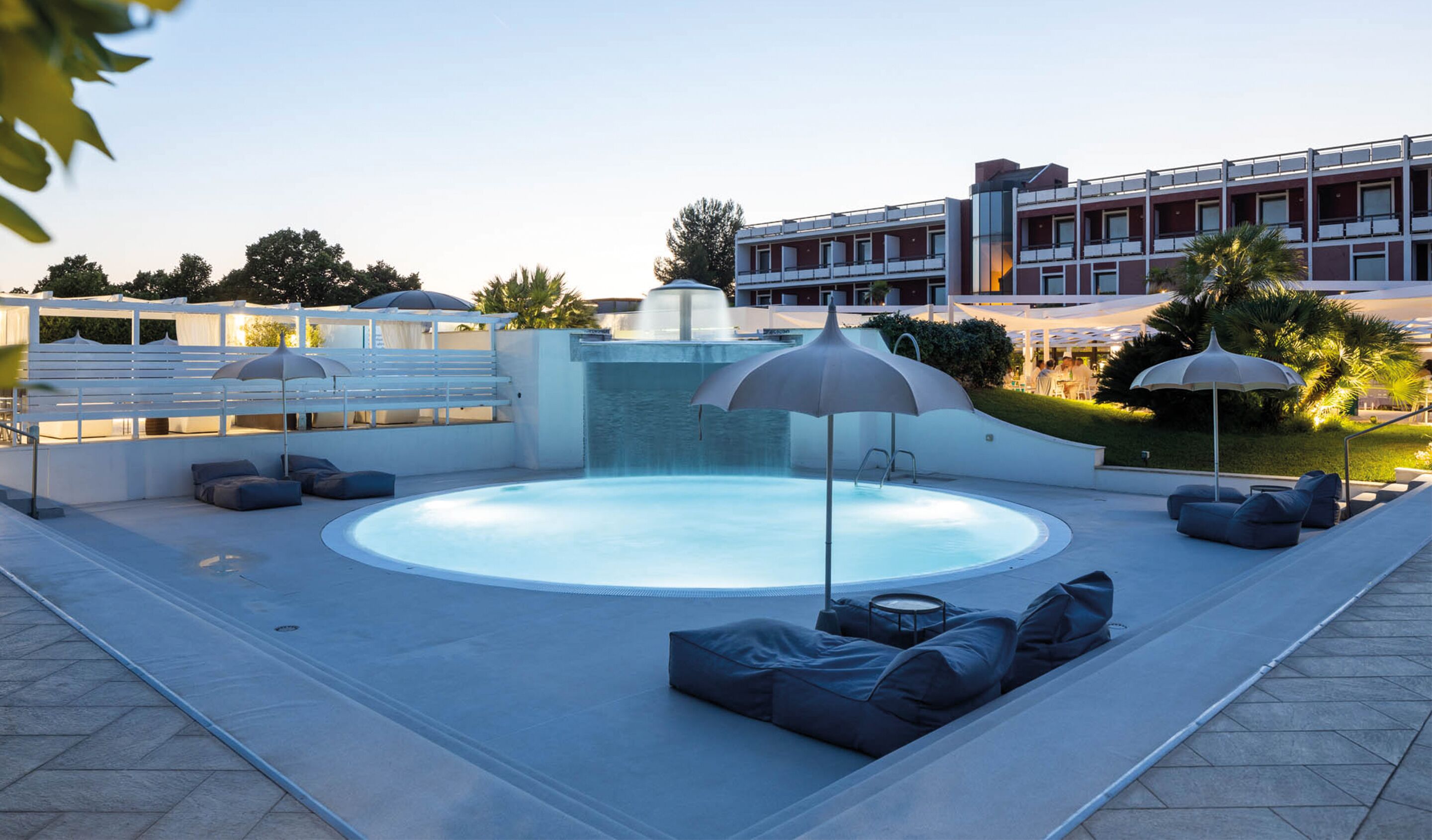 Sisäuima-allas ja 4 ulkouima-allasta avoinna 9.00–19.00, aurinkovarjoja