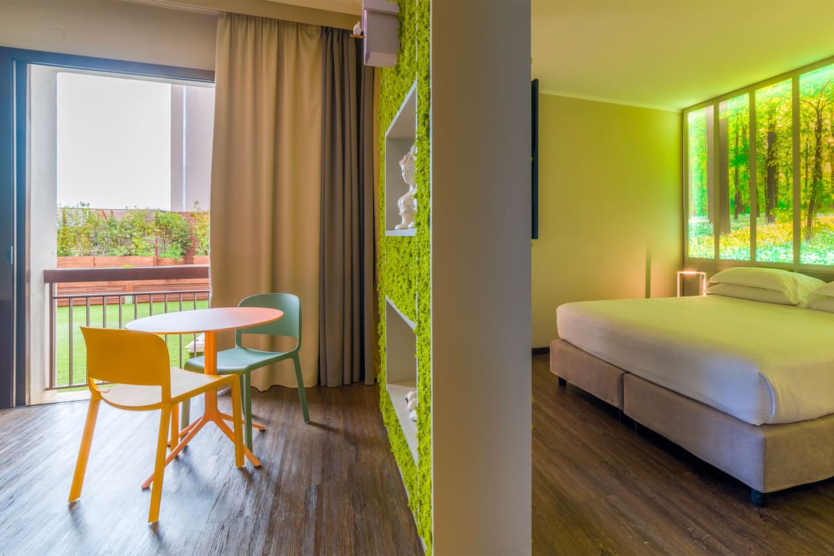 Dobbeltrom – junior, 1 kingsize-seng, peis, resort-utsikt | 1 soverom, dundyner, minibar og safe på rommet