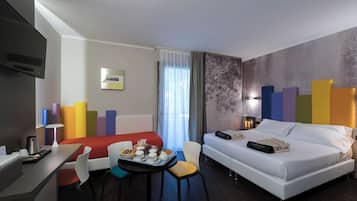 Premium dubbelrum - 1 dubbelsäng | 1 sovrum, duntäcken, minibar och värdeförvaringsskåp på rummet