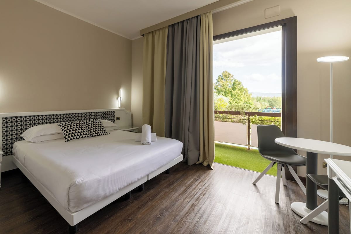 Camera Matrimoniale 1 Double or 2 Twin Beds Deluxe con Accesso Spa e Vista Piscina | 1 soverom, dundyner, minibar og safe på rommet