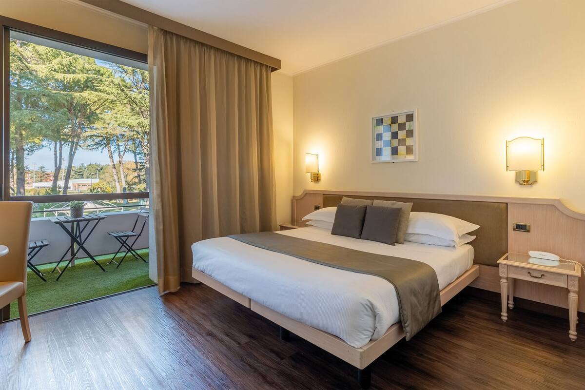 Camera Standard Matrimoniale Doppia con Letto Matrimoniale o 2 Letti Singoli con Balcone | 1 soverom, dundyner, minibar og safe på rommet