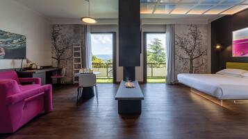 Elite Suite, 1 King Bed, Balcony (Spa Access Included) | 1 bedroom, down duvets, minibar, in-room safe