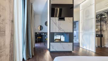 Suite Elite, 1 cama de matrimonio grande, balcón (Spa Access Included) | 1 dormitorio, edredones de plumas, minibar y caja fuerte