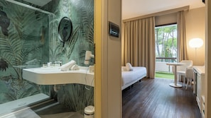 غرفة سوبيريور مزدوجة - سرير مزدوج أو سريران فرديان - منظر للحديقة (Spa Access Included) | 1 غرفة نوم وألحفة محشوة بالريش وميني بار وخزنة داخل الغرفة