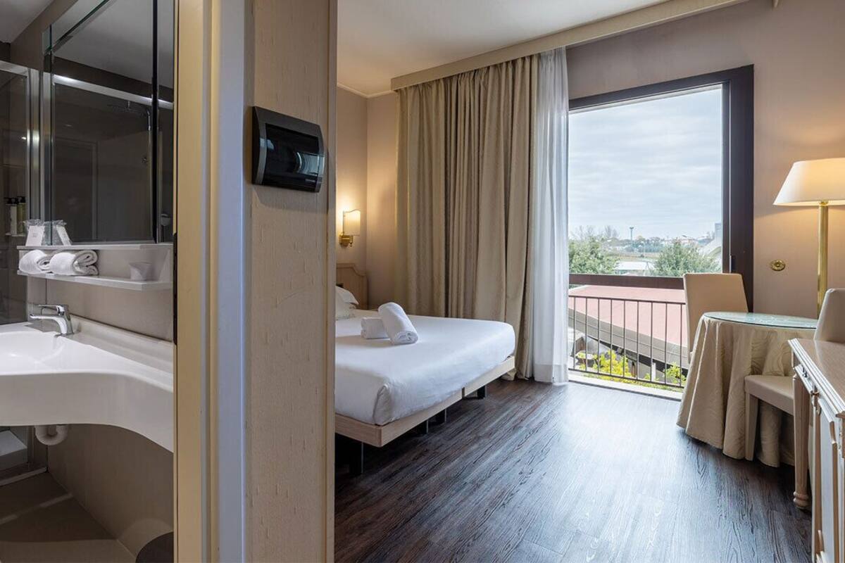 Classic Double Room, 1 Double Bed or 2 Twin Beds (Spa Access Included) | 1 soverom, dundyner, minibar og safe på rommet