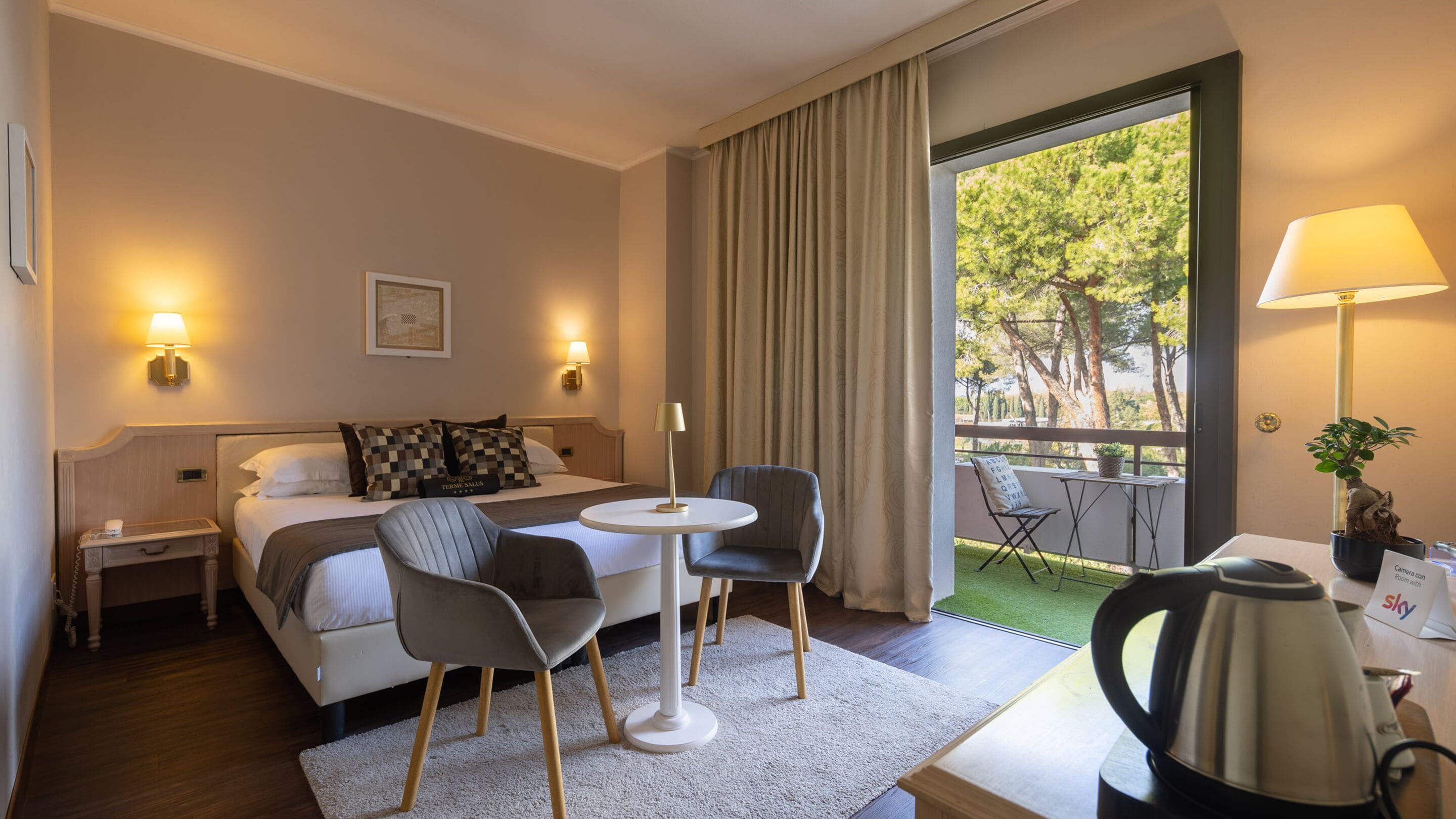 Superior Double Room, 1 Double Bed or 2 Twin Beds, Garden View (Spa Access Included) | 1 makuuhuone, untuvapeitot, minibaari, tallelokero huoneessa