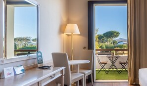 Camera Standard Matrimoniale Doppia con Letto Matrimoniale o 2 Letti Singoli con Balcone | Näkymä puutarhaan