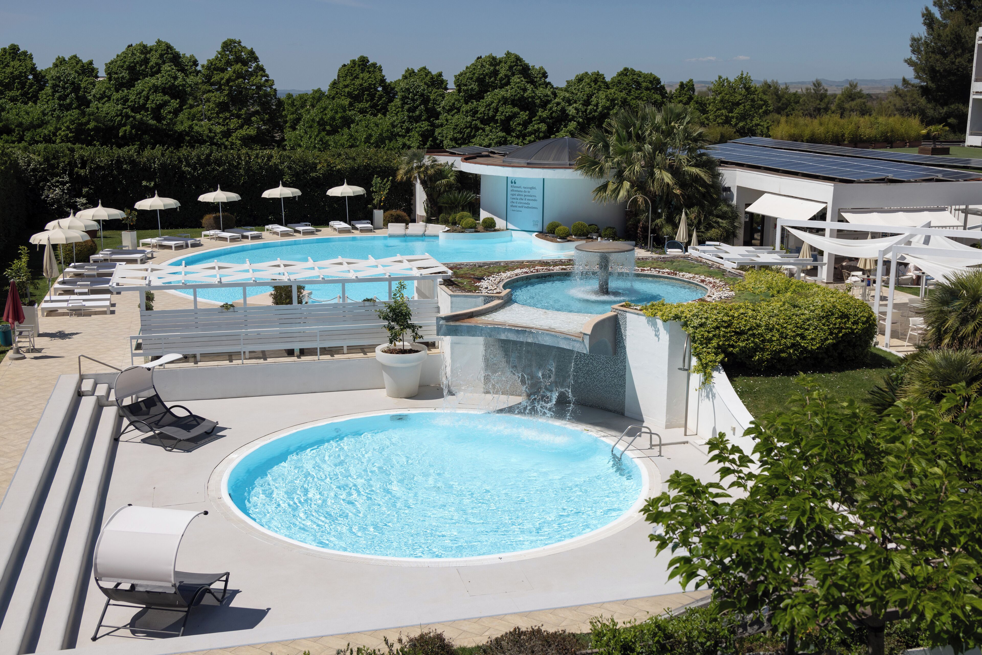 Piscina interna, 4 piscinas externas, guarda-sóis, espreguiçadeiras