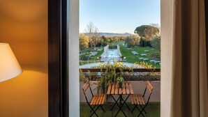 A balcony with a view of a pool and garden. - Hotel Salus Terme - Adults Only (Viterbo)