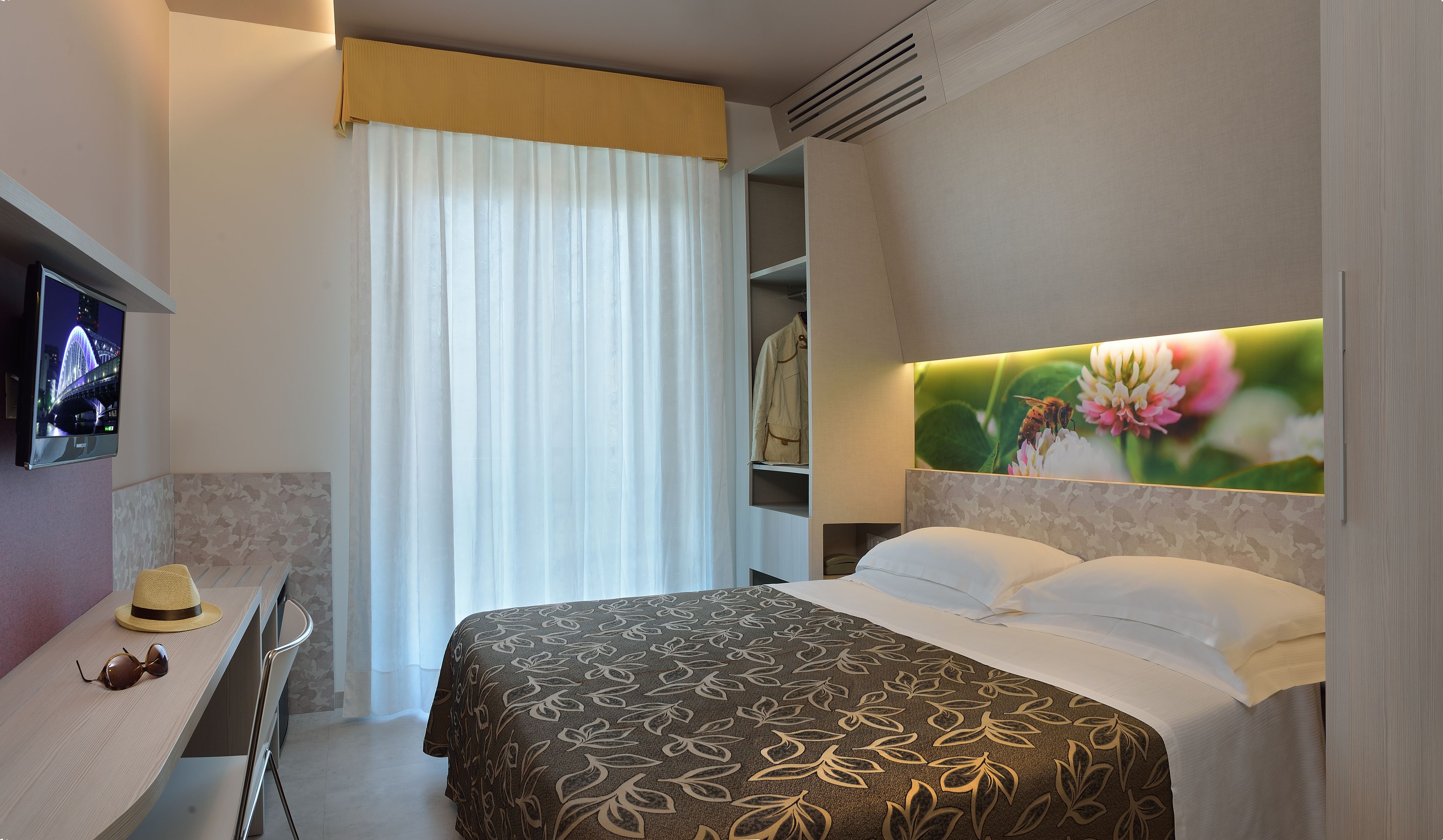 single room | premium bedding, minibar, in-room safe, desk