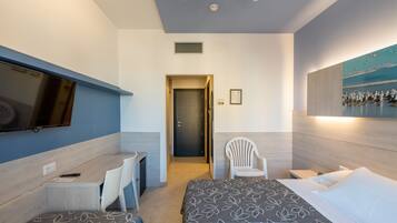 Chambre triple | Literie de qualité, minibar, coffre-fort, bureau