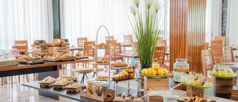 Free daily buffet breakfast