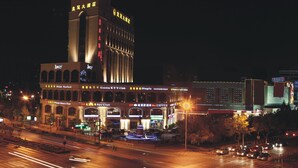Fachada de la propiedad por la tarde o noche