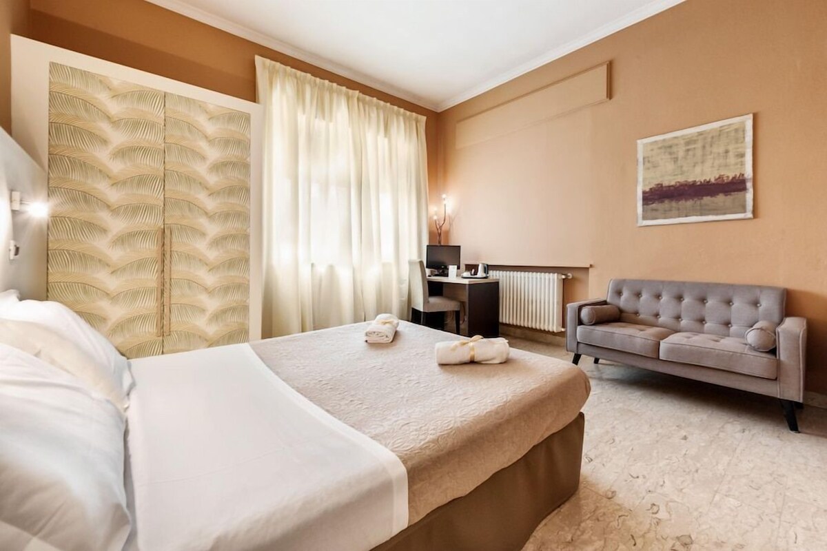 Frette Italian sheets, desk, laptop workspace, soundproofing