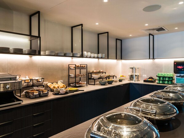 Daily buffet breakfast (NZD 29 per person)