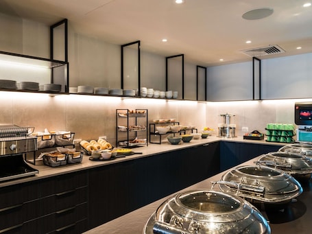 Daily buffet breakfast (NZD 29 per person)