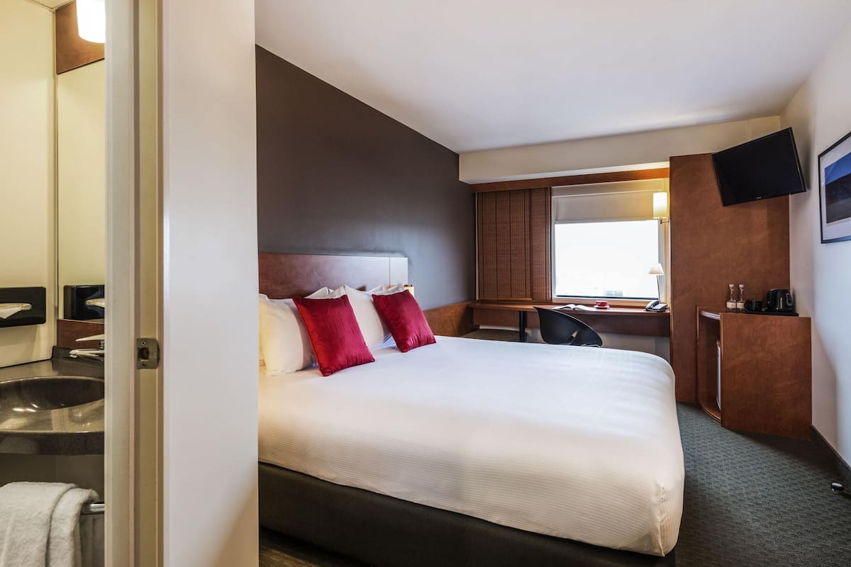 Standard Room, 1 King Bed