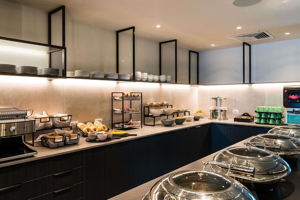 Daily buffet breakfast (NZD 29 per person)