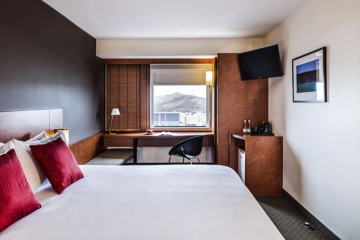 Quarto, 1 cama King (Ibis Plus) | Cofres nos quartos, escrivaninha, espaço de trabalho para notebook