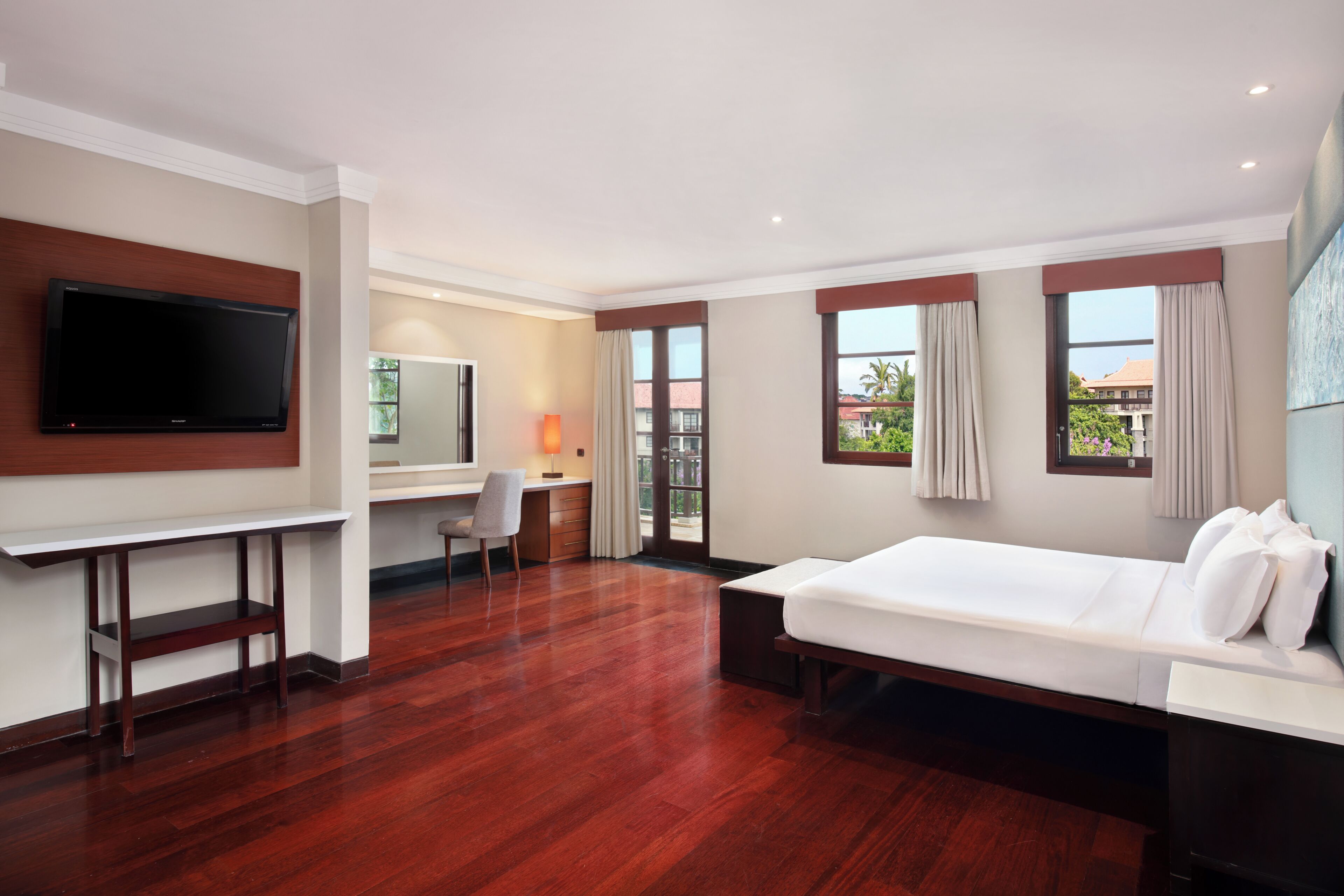 Familie suite, 4 slaapkamers, balkon | Een minibar, een kluis op de kamer, een bureau, een laptopwerkplek