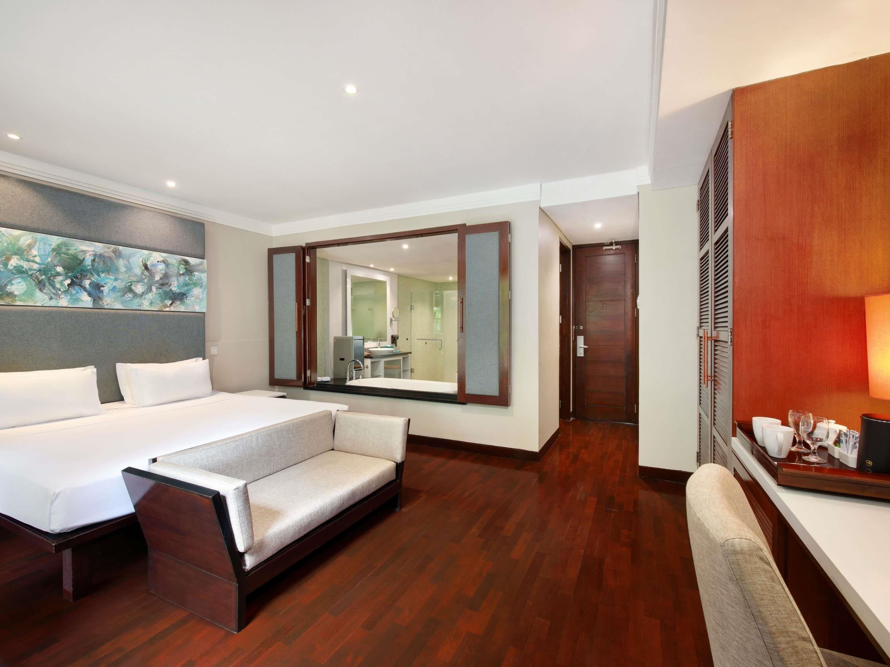 迷你吧、客房內保險箱、書桌、筆電工作空間