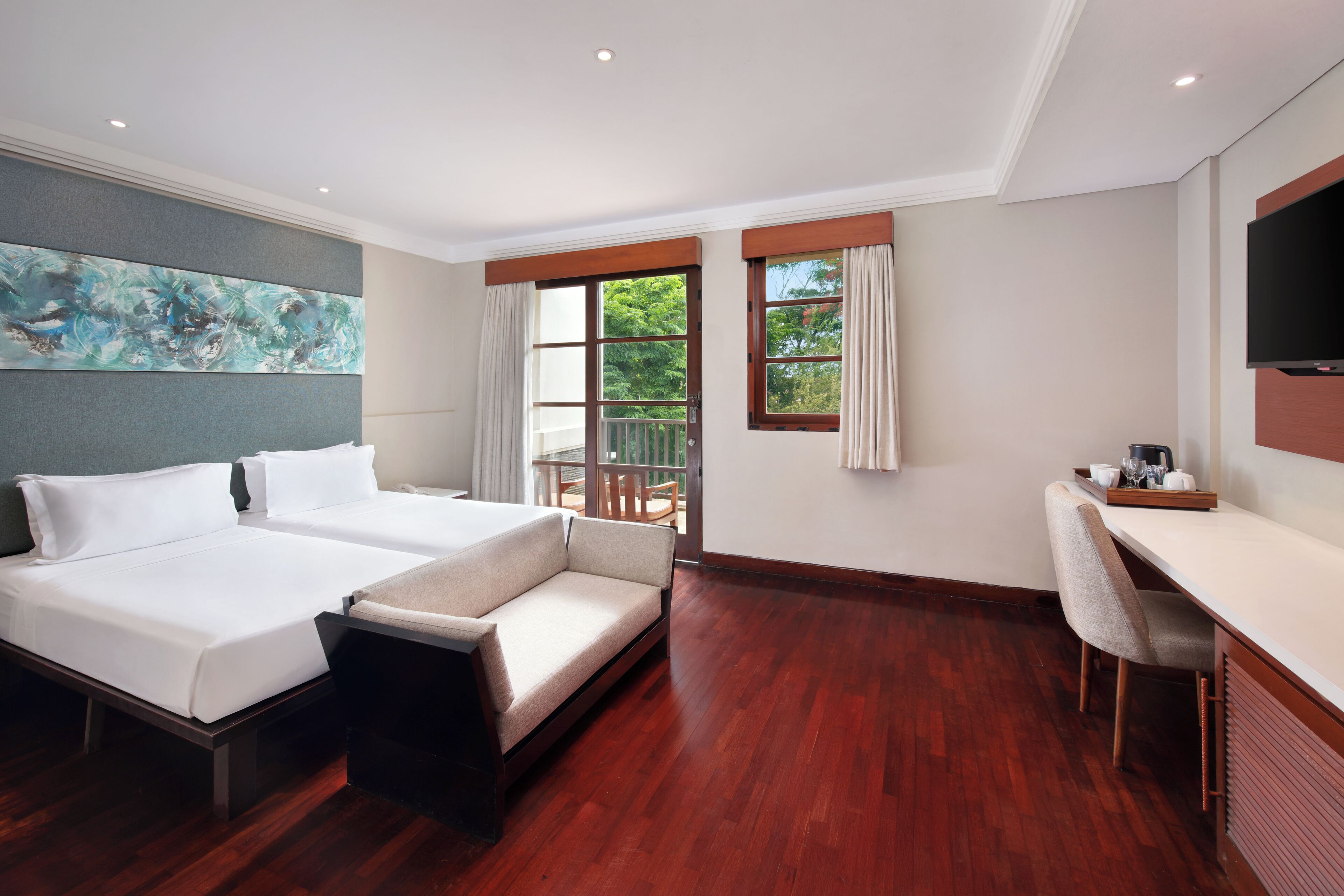 迷你吧、客房內保險箱、書桌、筆電工作空間