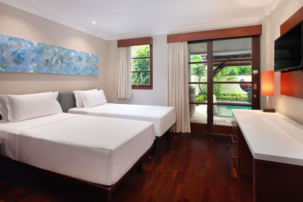 Een minibar, een kluis op de kamer, een bureau, een laptopwerkplek